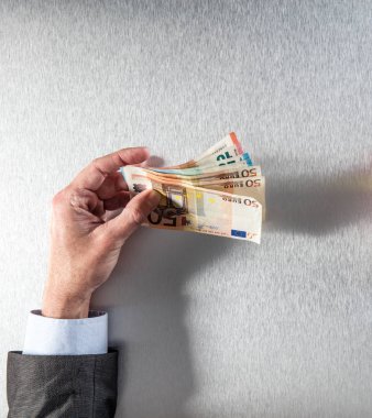 el euro banka notları için kurumsal para tutan işadamı