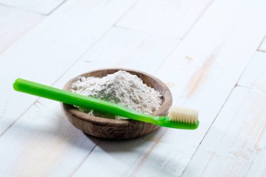 Yeşil diş fırçası ve ekolojik kabartma tozu tuz ahşap Kupası