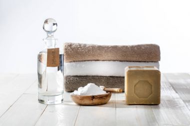 Sürdürülebilir ahşap arka plan üzerinde şık ev yapımı deterjanlar ile Çamaşırhane Temizleme