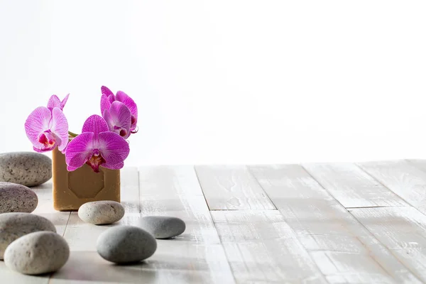 Zen kiezels, orchideeën en traditionele Marseille olijfolie zeep — Stockfoto