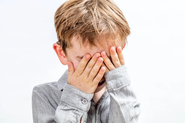 Kleine jongen die betrekking hebben op zijn gezicht voor vanzelf kiekeboe te spelen of verdwijnen — Stockfoto