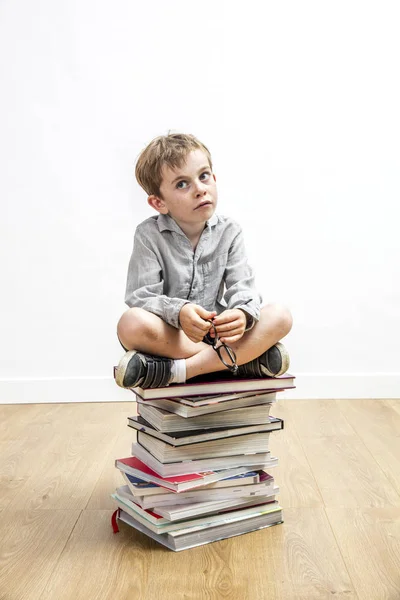 Ενδιαφερόμενο μικρό ταλαντούχος παιδί κάθεται στα βιβλία για τη σχολική μάθηση — Φωτογραφία Αρχείου