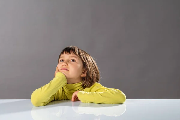 Glimlachend fantasierijke kind weg op zoek naar concept van nieuwsgierigheid van het kind — Stockfoto