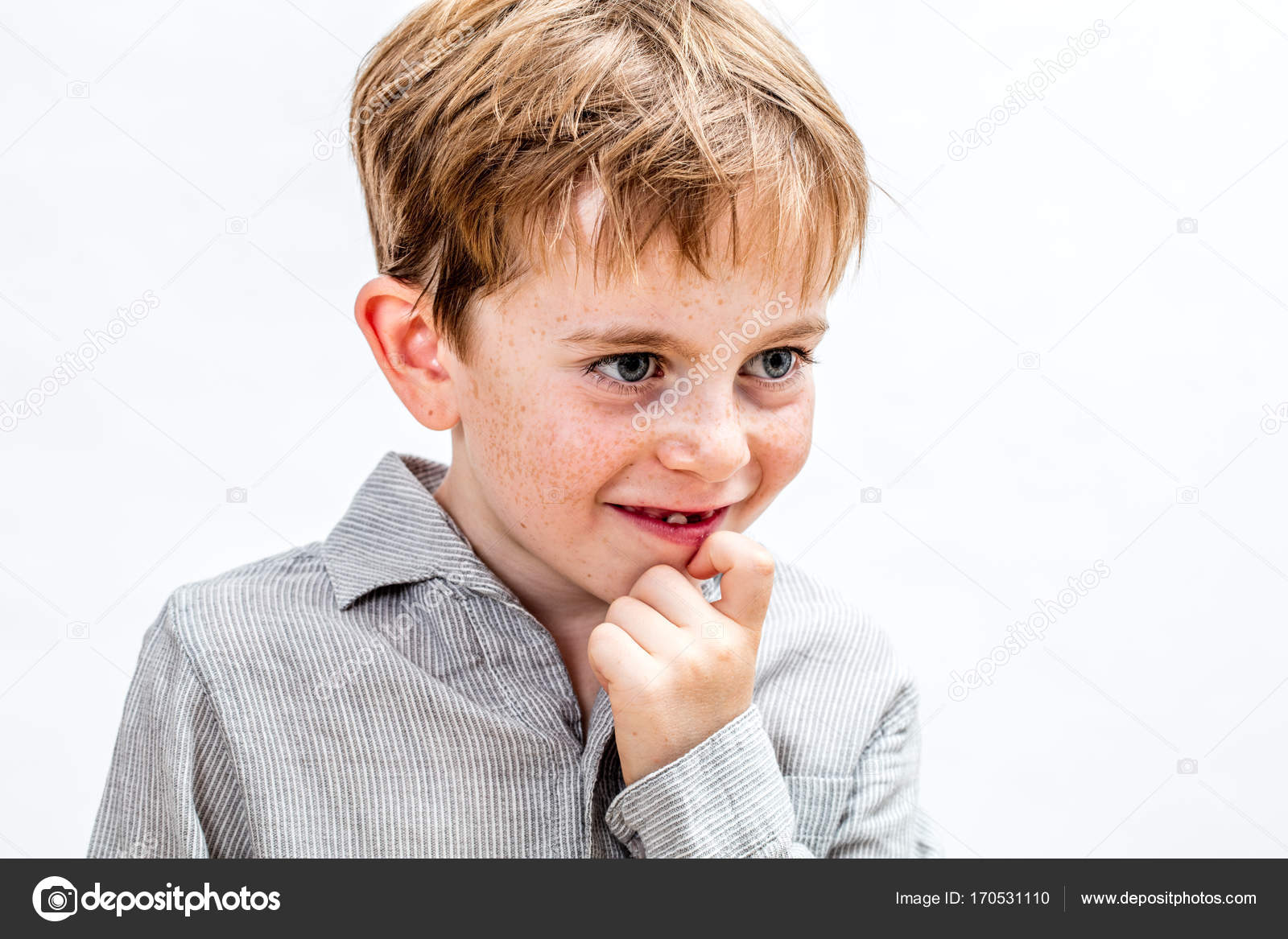 思いやりのある生意気な子供あごの傷を想像したり 共謀 ストック写真 C Studiograndouest 思いやりのある生意気な子供あごの傷を想像したり 共謀 ストック写真 C Studiograndouest