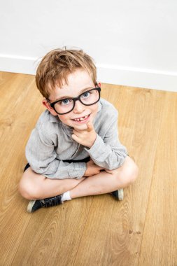 mutlu sevimli okul çocuğu ciddi gözlük ve oturmuş diş eksik