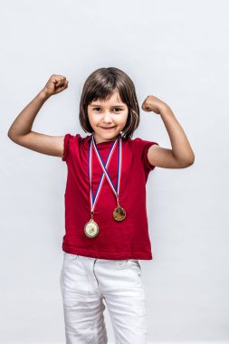 Sevimli kız gurur gurur ve motivasyon ile poz gülümseyen