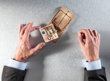 işadamı eller yatırım soru için bir banka not alma cazip