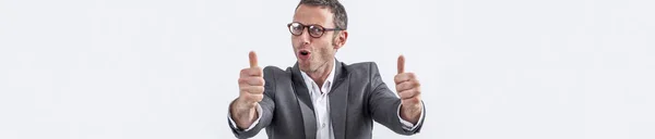 Ευτυχισμένος μέσης ηλικίας επιχειρηματίας με γυαλιά και αντίχειρες, πανό — Φωτογραφία Αρχείου