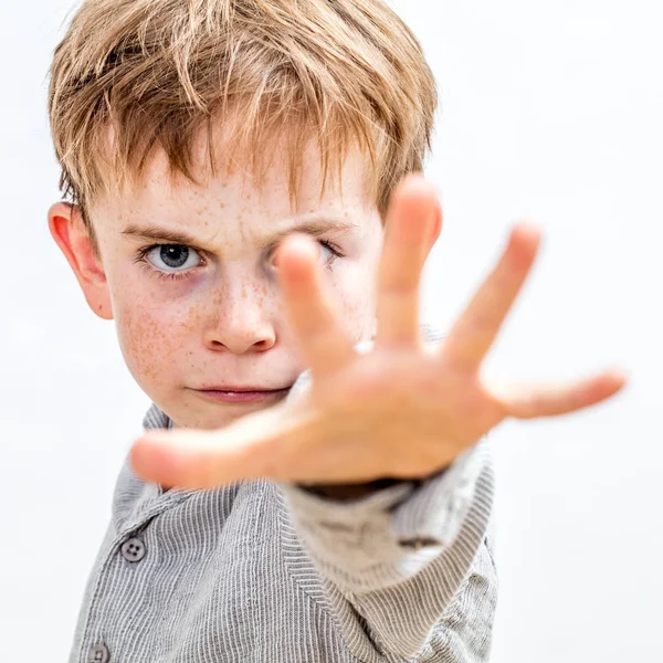 Rädd barn med hand framlänges försvara sig eller agerar översittare — Stockfoto