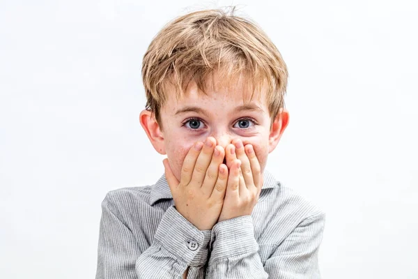 Vrolijke jongen houdt terug uit barsten uit voor verlegenheid — Stockfoto