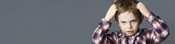 genç çocuk onun saç baş biti için tırmalamak panorama