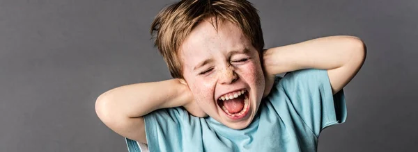 Gritando niño con una actitud ignorando los padres regañando, panorama —  Fotos de Stock