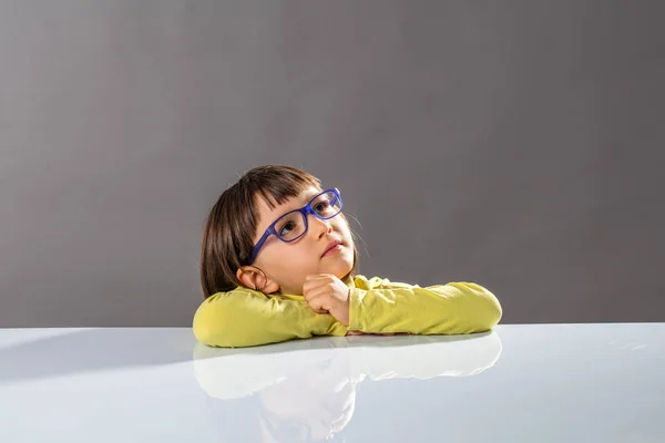 Niño inteligente inspirado mirando hacia el futuro inteligente, espacio de copia — Foto de Stock