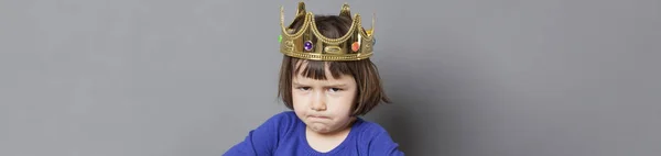 Preescolar con actitud enfurruñada con corona de niño mimado, pancarta larga —  Fotos de Stock