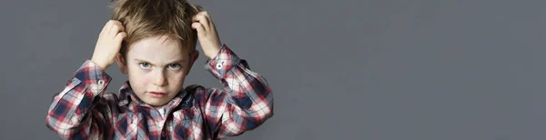 mutsuz çocuk saç baş biti veya alerji, afiş için tırmalamak