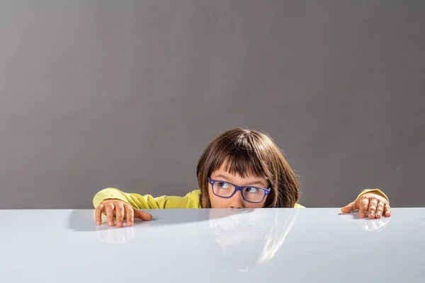 Niño divertido con gafas ocultando la mitad de la cara para escapar —  Fotos de Stock