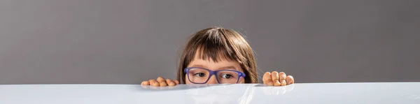 Niño pequeño con anteojos escondidos, demasiado pequeño para alcanzar —  Fotos de Stock