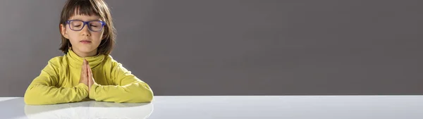 Дзен йога ребенок с очками расслабляющий, длинный баннер, пространство для копирования — стоковое фото