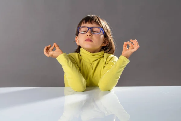 Zen petit yoga enfant respirant, pratiquant le yoga et fermant les yeux — Photo