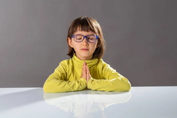 Enfant de yoga préscolaire relaxant avec pleine conscience et calme à l'école — Photo