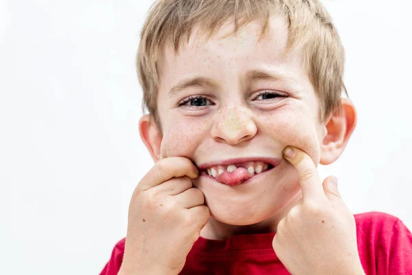 Nevetve fiatal gyerek kilóg a nyelvét, a vicces kifejezés — Stock Fotó