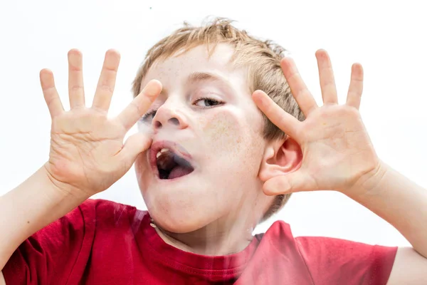 Niño tonto jugando tonto, tocándose la cara y las manos — Foto de Stock