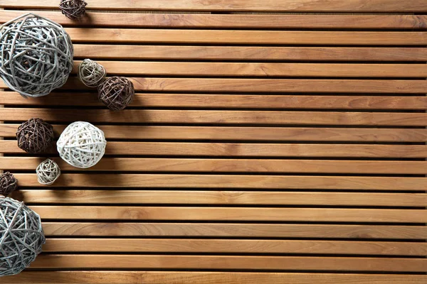 Bolas decorativas naturales fijadas en tablero de madera del diseño para la artesanía — Foto de Stock
