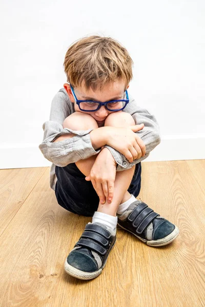 Criança assustada com óculos e linguagem corporal protetora contra bullying — Fotografia de Stock