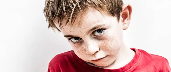 不开心的小孩表达被欺负的幻灭, 脆弱的孤独和恐惧 — 图库照片