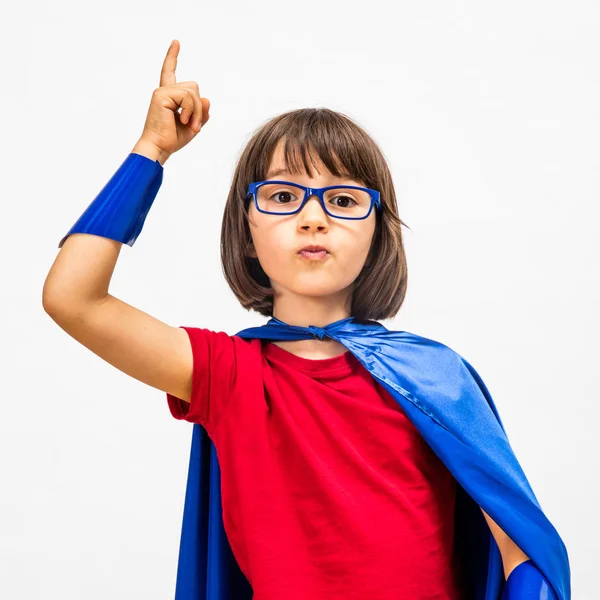 Inteligente criança super herói levantando o dedo para uma ideia surpreendente — Fotografia de Stock