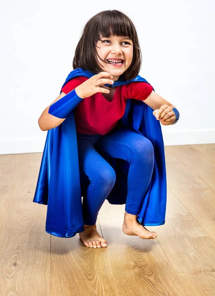 Bela rindo criança super herói jogando para a liberdade emocionante — Fotografia de Stock