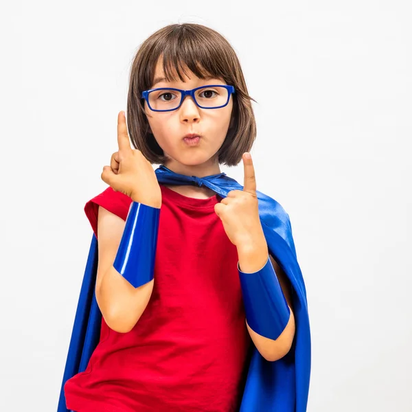 Zabawne dziecko superhero, podnoszenie jej palce zdolnych do krytycznego myślenia — Zdjęcie stockowe