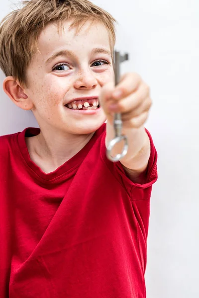 Retrato Niño Alegre Sin Dientes Años Sosteniendo Una Llave Hacia — Foto de Stock