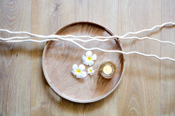 Drewniana Taca Naturalne Gałązki Białe Kwiaty Piękne Świeca Tapetę Medytacji — Zdjęcie stockowe