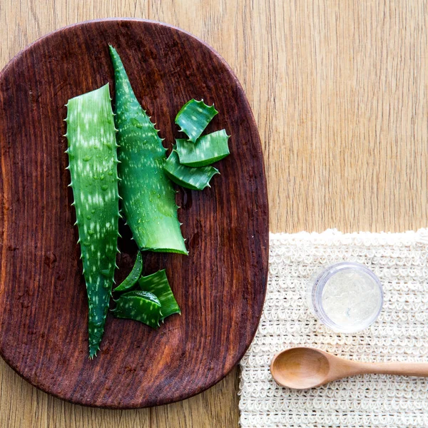 Ekologisk Aloe Vera Blad Skivor Trä Plater Och Luffa För — Stockfoto