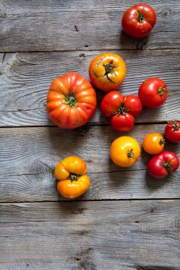 Organik Akdeniz sebze veya dikey üstten görünüm Kopyala uzay arka plan için eski ahşap masa üzerinde sürdürülebilir mutfağı için farklı Hatıra ve biftek domates Close-Up