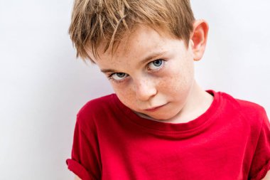 Yüz üzgün özür dilemek ve kırılganlık ifade somurtma küçük çocuk