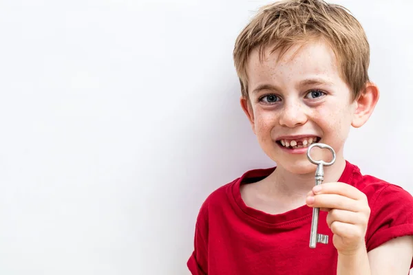 Sonriente chico sin dientes mostrando una clave para la diversión de los dientes de hadas — Foto de Stock