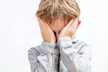 Yorgun çocuk gözlerini tırmalıyor, ağlıyor, sıkılmış, utangaç ya da oyun oynuyor.