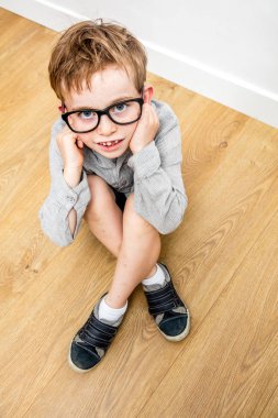 İnatçı çocuğun vücut diline sataşmak, yüksek açı.