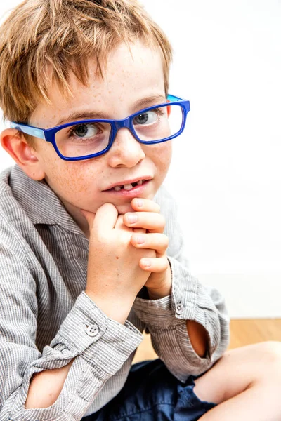 Közeli portré komoly gyönyörű fiú szemüveges mosolyog, gondolkodás — Stock Fotó