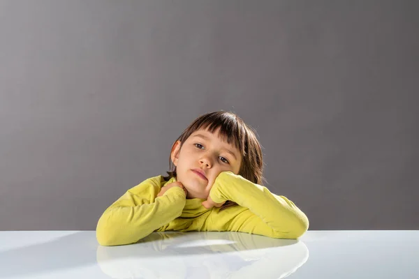 Entediado pouco sonolento criança sonhando acordado, meditando para educação confusa, estúdio — Fotografia de Stock