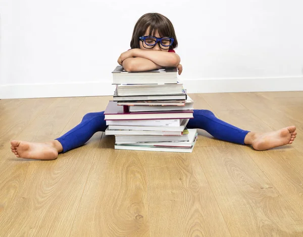 Aburrido chica agotada durmiendo en muchos libros después de leer, estudio —  Fotos de Stock