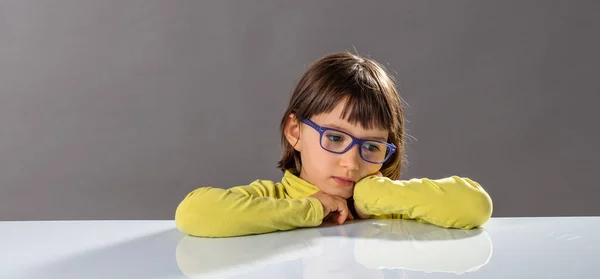 Menina serena solitário pensar, reconfortante, sentindo-se triste ou confuso — Fotografia de Stock