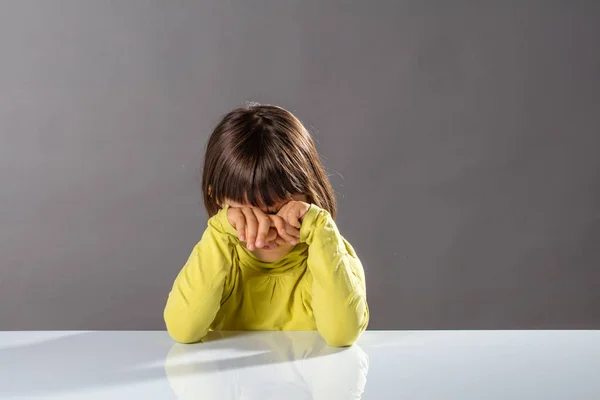 Trött barn som kliar sig i ögonen, gråter eller känner sig uttråkad eller ledsen — Stockfoto