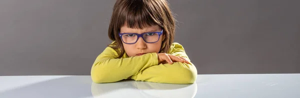 Gefrustreerd gek kind uiten van een woedende onenigheid, kopiëren ruimte — Stockfoto