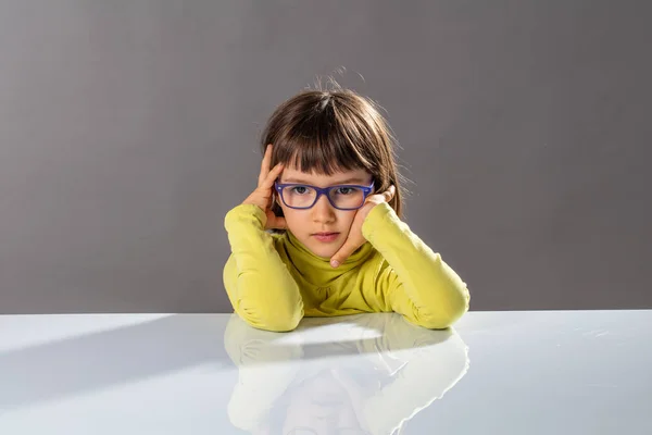 Inteligente chica pensando, usando dolor de cabeza lenguaje corporal para la conciencia —  Fotos de Stock
