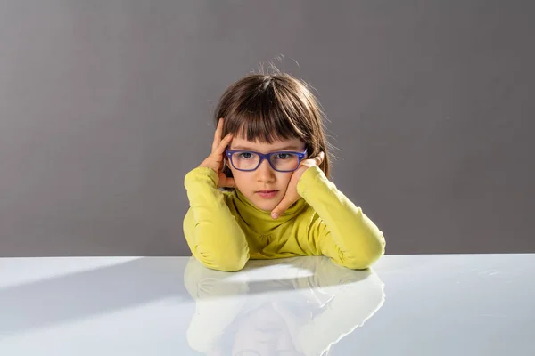 Inteligente chica pensando, usando dolor de cabeza lenguaje corporal para la conciencia — Foto de Stock