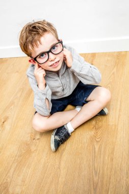 Kendine güvenen ya da inatçı erkek vücut dili, kötü niyetli yüksek açılı bakış açısı