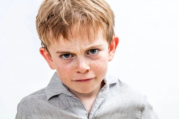 Несчастный конфликтующий ребенок, выражающий печаль, гнев и разочарование, изолированный — стоковое фото